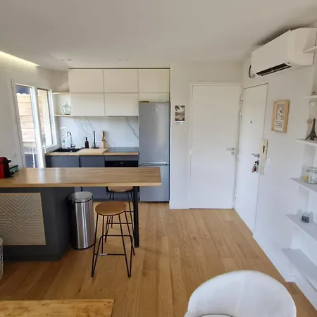 With Wifi & Balcony On The Seafront * Fréjus