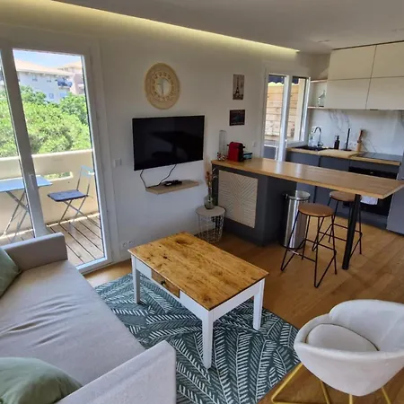 With Wifi & Balcony On The Seafront * Fréjus